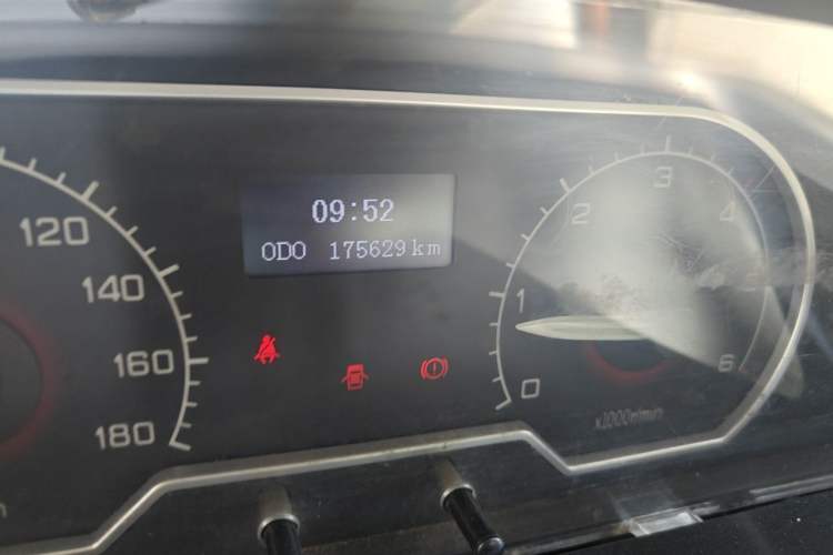 Used SAIC MAXUS Xintu V80 2017 2.5T 5-Speed Manual Aoyuntong National V Short Wheelbase Mid-Roof 5/6/10-Seater Odometer Close Up