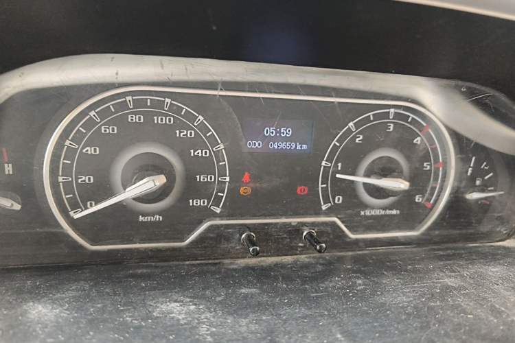 Used SAIC MAXUS Xintu V80  Odometer Close Up