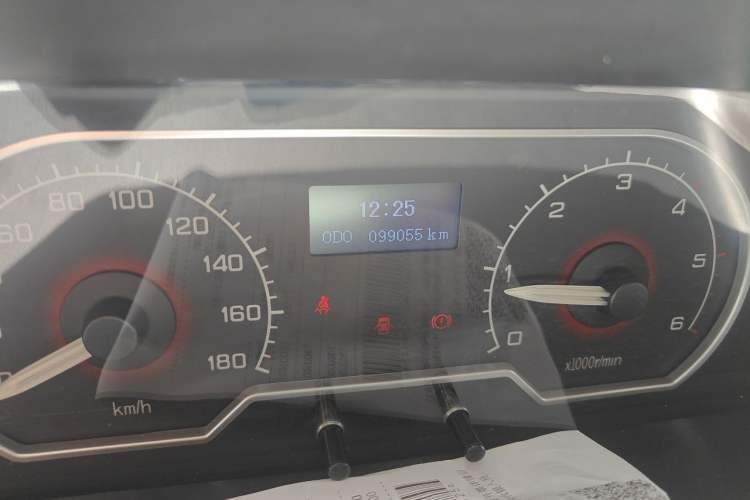 Used SAIC MAXUS Xintu V80 2017 2.5T 6-Speed Manual Aoyuntong National V Standard Short Wheelbase Ultra-Low Roof with 5/6/10 Seats Odometer Close Up
