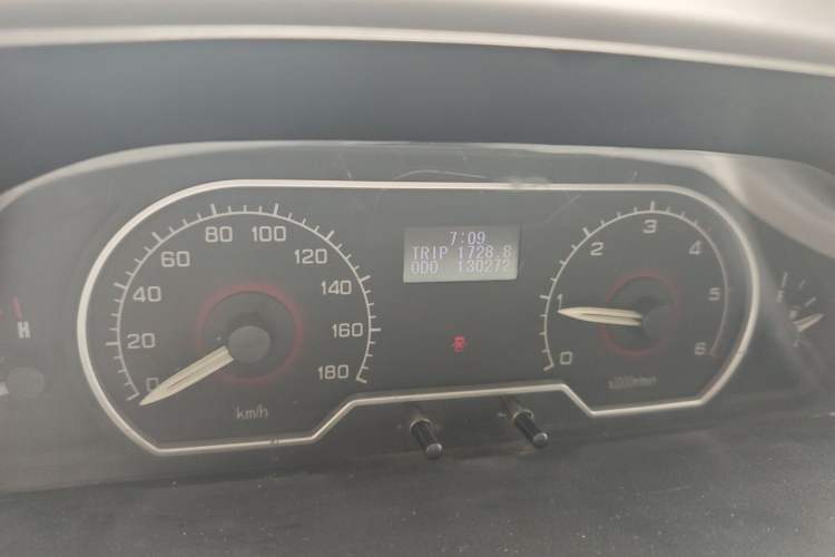 Used SAIC MAXUS Xintu V80 2017 2.5T 5-Speed Manual Aoyuntong China IV Short Wheelbase Mid-Height 5/6/10-Seater Odometer Close Up