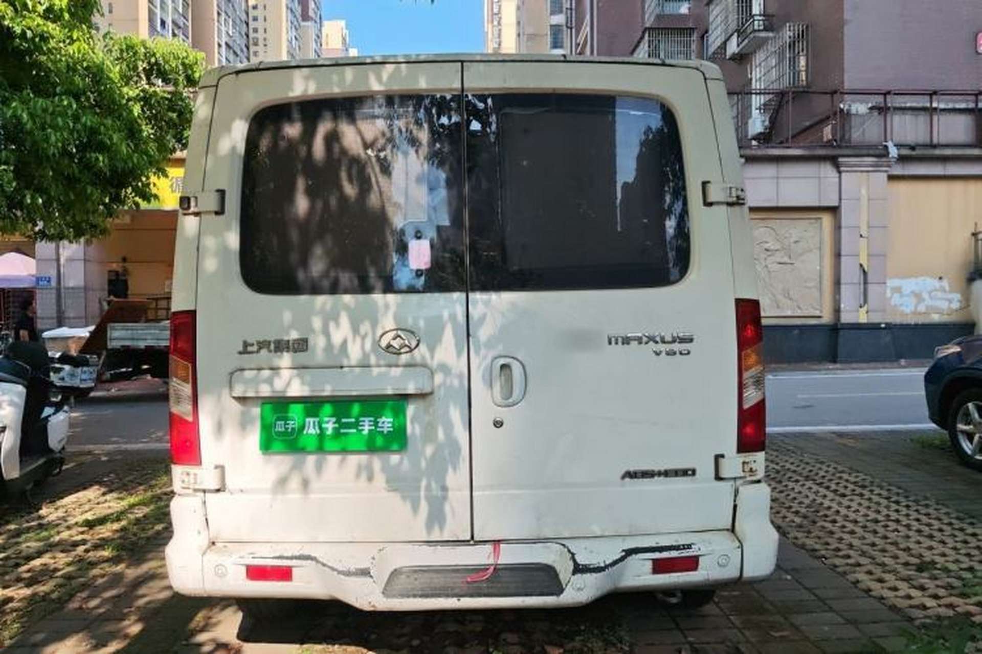 Used SAIC MAXUS Xintu V80 2017 2.5T 6-Speed Manual Aoyuntong National V Standard Short Wheelbase Ultra-Low Roof with 5/6/10 Seats Rear