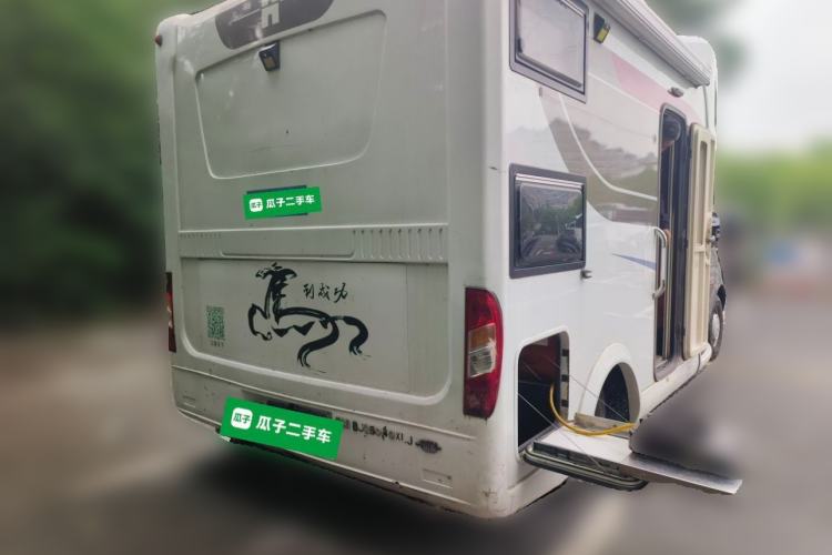 Used SAIC MAXUS Xintu V80 2017 2.5T AMT Zunjie National IV Short Wheelbase Mid-Height 7-Seater Rear Right 45 Deg