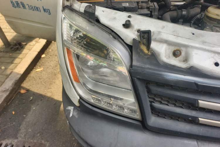 Used SAIC MAXUS Xintu V80 2017 2.5T 6-Speed Manual Aoyuntong National V Long Wheelbase Mid-Height 6–10 Seater Right Front Headlight
