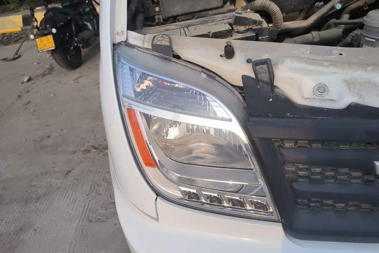 Used SAIC MAXUS Xintu V80 2017 2.5T 5-Speed Manual Aoyuntong National V Short Wheelbase Mid-Roof 5/6/10-Seater Right Front Headlight
