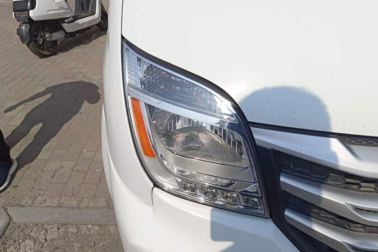 Used SAIC MAXUS Xintu V80 2017 2.5T Manual Shangjie Version China IV Emission Standard Short Wheelbase Mid-Roof 9-Seater Right Front Headlight