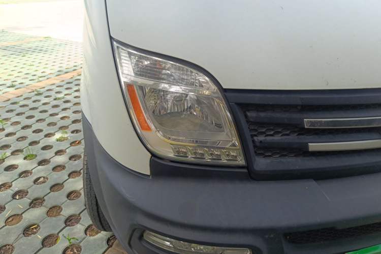 Used SAIC MAXUS Xintu V80 2017 2.5T AMT Aoyuntong National V Short Wheelbase Ultra-Low Roof 5/6/10-Seater Right Front Headlight