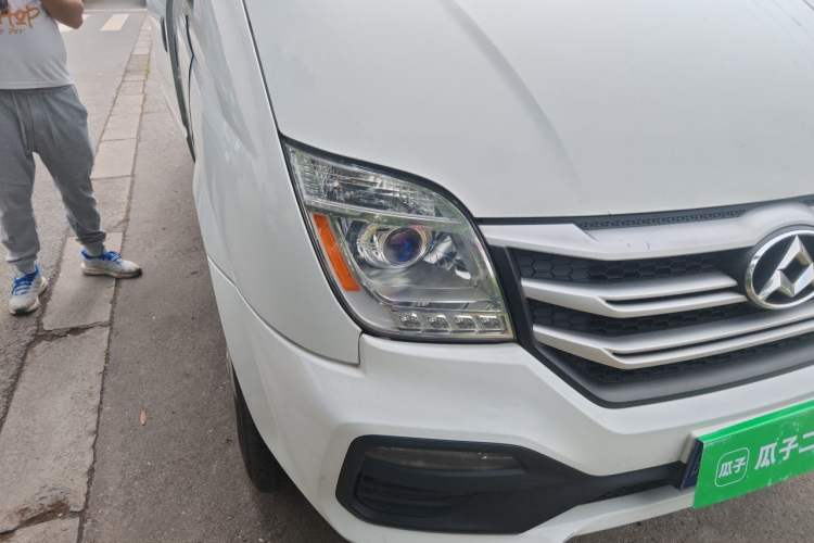 Used SAIC MAXUS Xintu V80 2017 2.5T 6-Speed Manual Aoyuntong National V Short Wheelbase Mid-Height 5/6/10-Seater Right Front Headlight