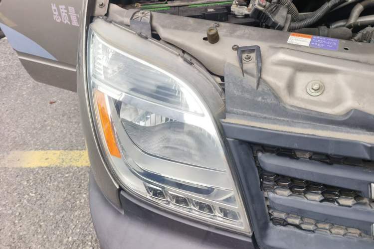 Used SAIC MAXUS Xintu V80 2017 2.5T AMT Zunjie National IV Short Wheelbase Mid-Height 7-Seater Right Front Headlight
