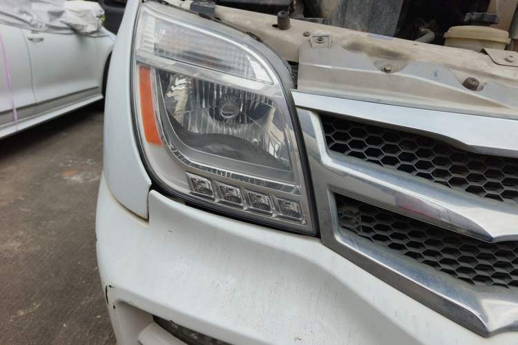 Used SAIC MAXUS Xintu V80 2017 2.5T 5-Speed Manual Aoyuntong National V Short Wheelbase Ultra-Low Roof 5/6/10-Seater Right Front Headlight