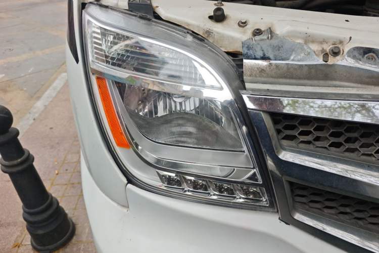 Used SAIC MAXUS Xintu V80 2017 2.5T AMT Aoyuntong National V Long Wheelbase Mid-Roof Design 6–10 Seats Right Front Headlight