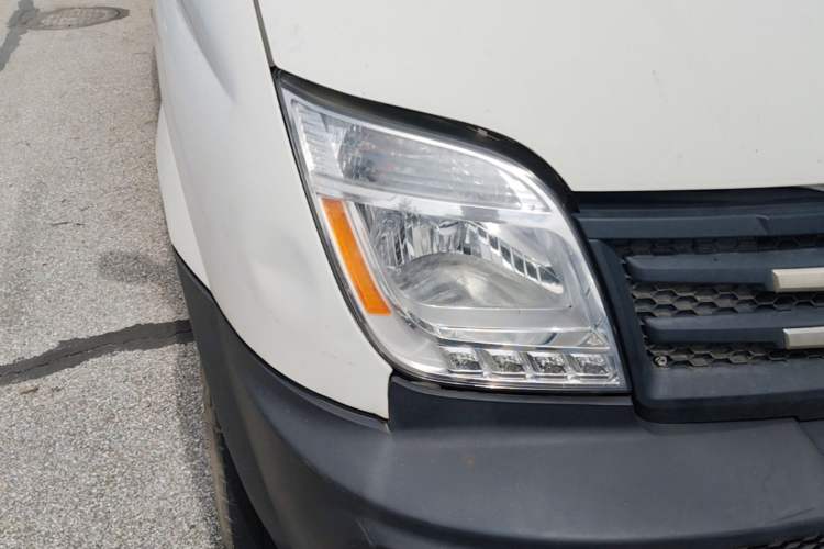 Used SAIC MAXUS Xintu V80 2017 2.5T 5-Speed Manual Aoyuntong China IV Short Wheelbase Mid-Height 5/6/10-Seater Right Front Headlight