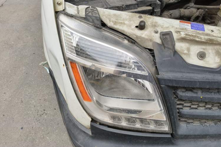 Used SAIC MAXUS Xintu V80 2017 2.5T 5-Speed Manual Aoyuntong National V Short Wheelbase Mid-Roof 5/6/10-Seater Right Front Headlight