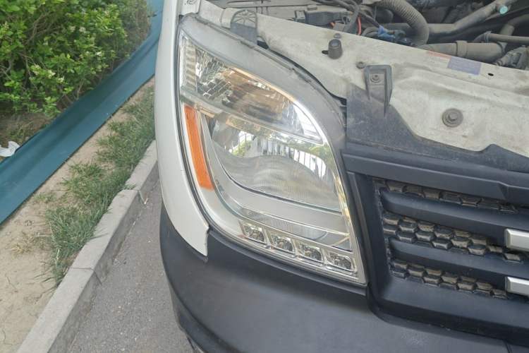 Used SAIC MAXUS Xintu V80 2017 2.5T 5-Speed Manual Aoyuntong National V Short Wheelbase Mid-Roof 5/6/10-Seater Right Front Headlight