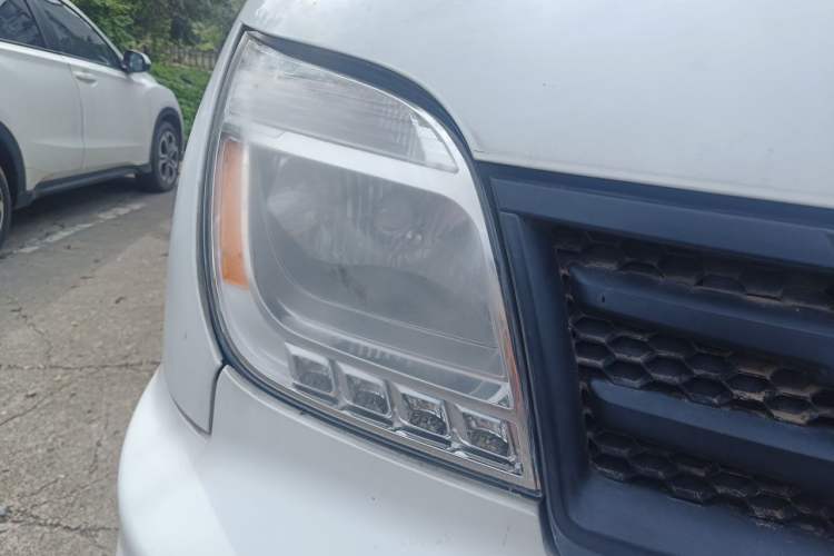 Used SAIC MAXUS Xintu V80 2017 2.5T 5-Speed Manual Aoyuntong National IV Long Wheelbase Mid-Roof 6-10 Seater Right Front Headlight