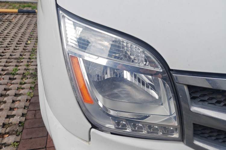 Used SAIC MAXUS Xintu V80 2017 2.5T AMT Aoyuntong National V Short Wheelbase Ultra-Low Roof 5/6/10-Seater Right Front Headlight