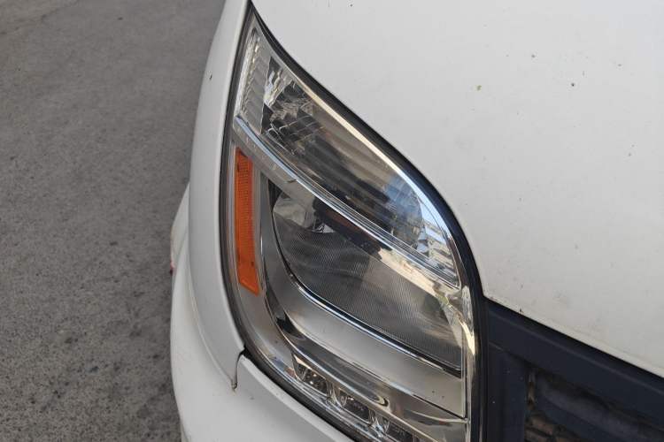 Used SAIC MAXUS Xintu V80 2017 2.5T AMT Aoyuntong National V Short Wheelbase Mid-Roof 5/6/10-Seater Right Front Headlight