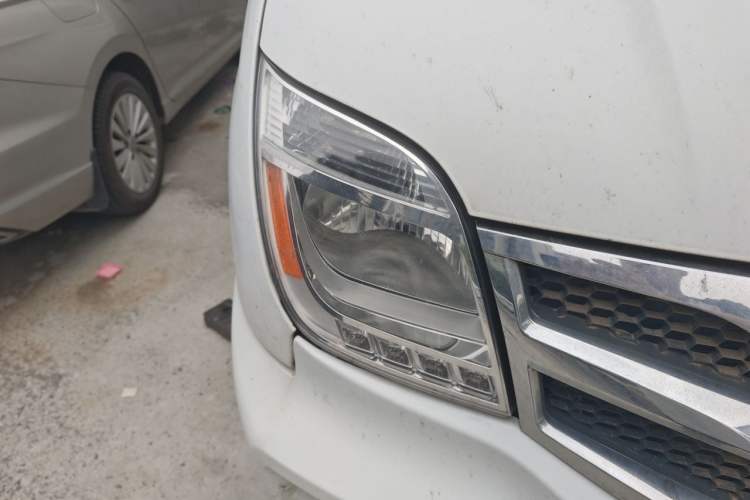 Used SAIC MAXUS Xintu V80 2017 2.5T 5-Speed Manual Aoyuntong China IV Short Wheelbase Mid-Height 5/6/10-Seater Right Front Headlight