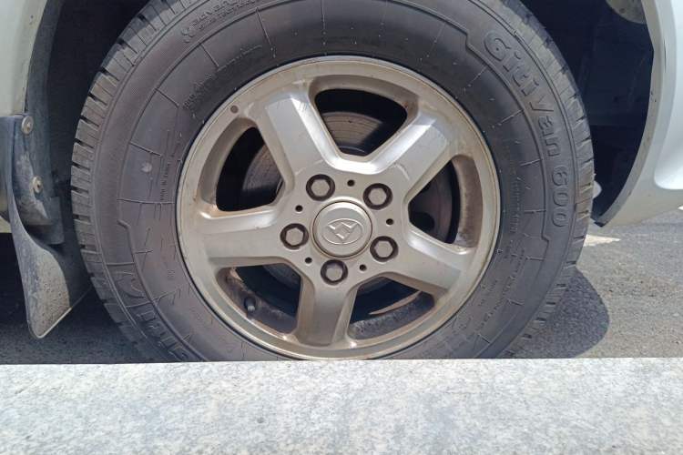 Used SAIC MAXUS Xintu V80  Right Front Wheel Hub