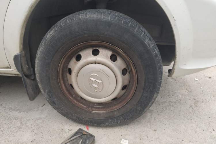 Used SAIC MAXUS Xintu V80 2017 2.5T 5-Speed Manual Aoyuntong China IV Short Wheelbase Mid-Height 5/6/10-Seater Right Front Wheel Hub