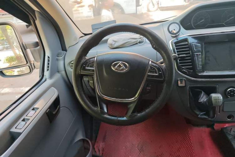 Used SAIC MAXUS Xintu V80 2017 2.5T 6-Speed Manual Aoyuntong National V Standard Short Wheelbase Ultra-Low Roof with 5/6/10 Seats Steering Wheel
