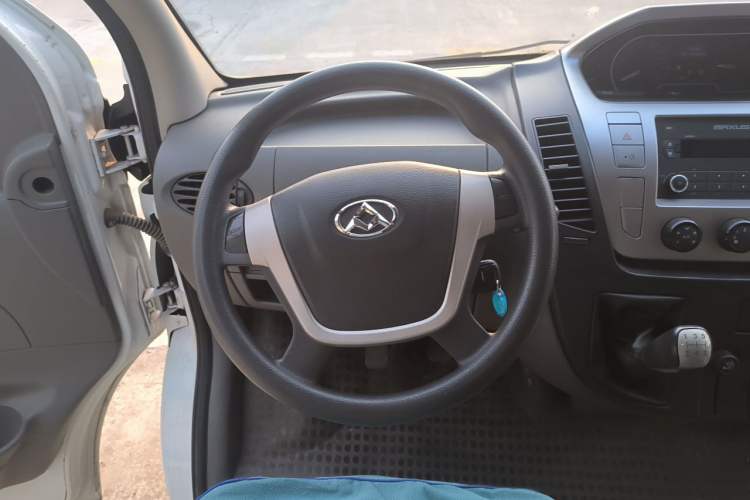 Used SAIC MAXUS Xintu V80 2017 2.5T 5-Speed Manual Aoyuntong National V Short Wheelbase Mid-Roof 5/6/10-Seater Steering Wheel