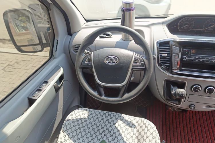 Used SAIC MAXUS Xintu V80 2017 2.5T Manual Shangjie Version China IV Emission Standard Short Wheelbase Mid-Roof 9-Seater Steering Wheel