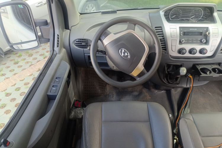 Used SAIC MAXUS Xintu V80 2017 2.5T AMT Aoyuntong National V Short Wheelbase Ultra-Low Roof 5/6/10-Seater Steering Wheel