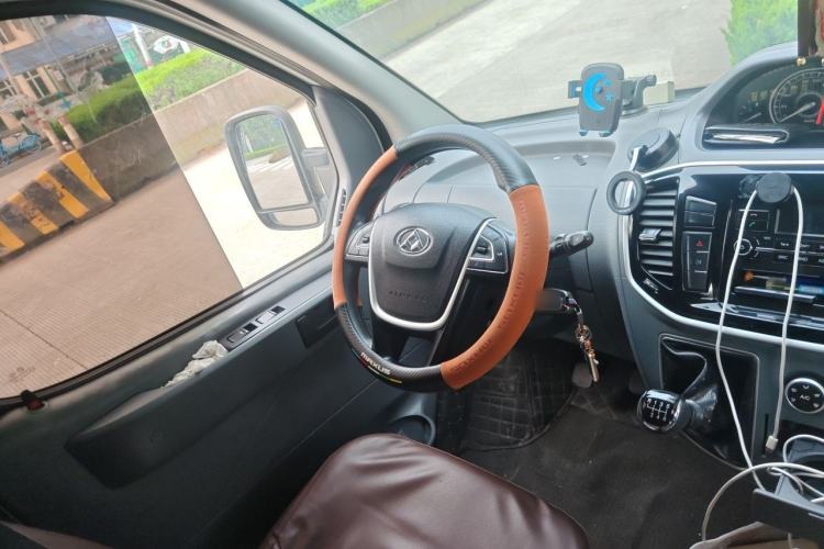 Used SAIC MAXUS Xintu V80 2017 2.5T 6-Speed Manual Aoyuntong National V Short Wheelbase Mid-Height 5/6/10-Seater Steering Wheel