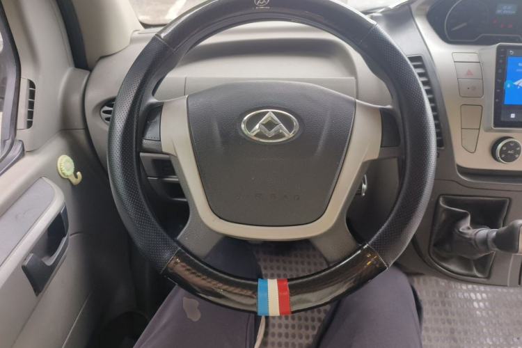 Used SAIC MAXUS Xintu V80 2017 2.5T AMT Zunjie National IV Short Wheelbase Mid-Height 7-Seater Steering Wheel