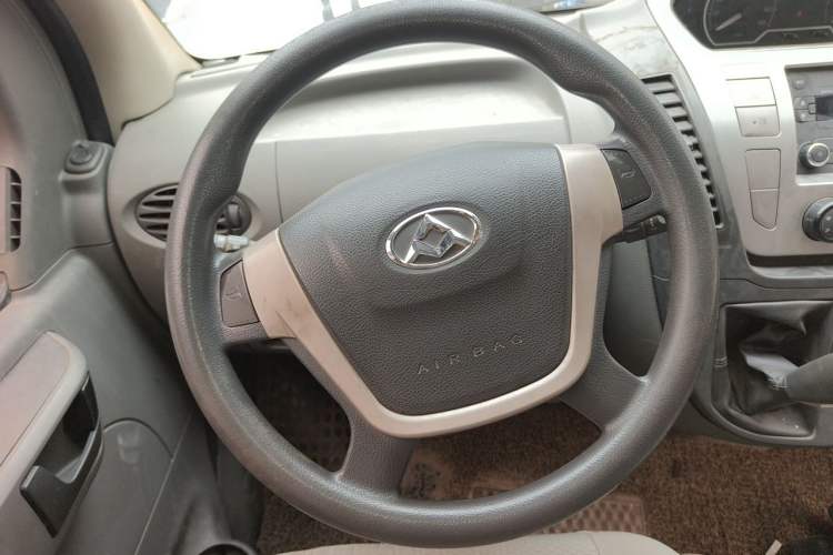 Used SAIC MAXUS Xintu V80 2017 2.5T 5-Speed Manual Aoyuntong National V Short Wheelbase Ultra-Low Roof 5/6/10-Seater Steering Wheel