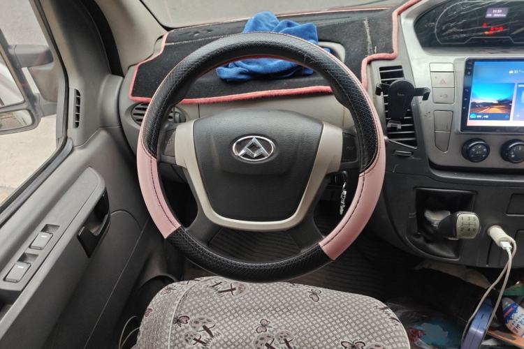 Used SAIC MAXUS Xintu V80 2017 2.5T 5-Speed Manual Aoyuntong National IV Long Wheelbase Mid-Roof 6-10 Seater Steering Wheel