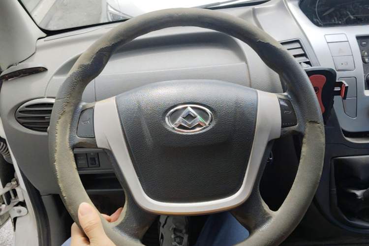 Used SAIC MAXUS Xintu V80 2017 2.5T 5-Speed Manual Aoyuntong China IV Short Wheelbase Mid-Height 5/6/10-Seater Steering Wheel