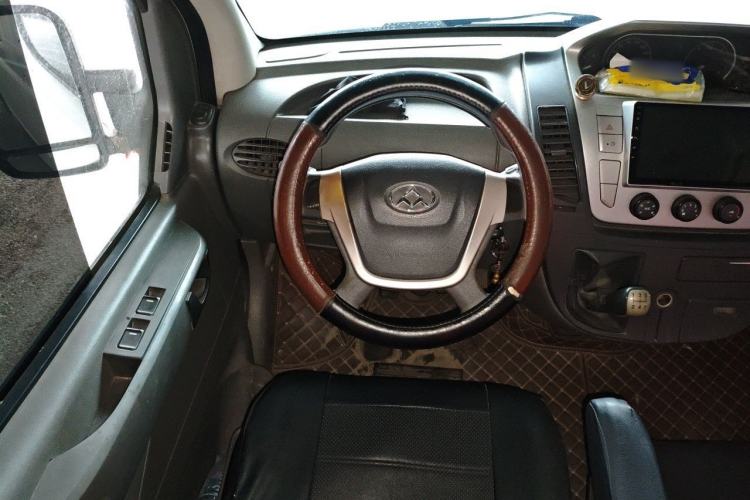 Used SAIC MAXUS Xintu V80 2017 2.5T 5-Speed Manual Aoyuntong National V Short Wheelbase Mid-Roof 5/6/10-Seater Steering Wheel