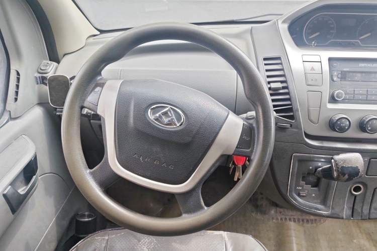 Used SAIC MAXUS Xintu V80 2017 2.5T AMT Aoyuntong National V Short Wheelbase Ultra-Low Roof 5/6/10-Seater Steering Wheel