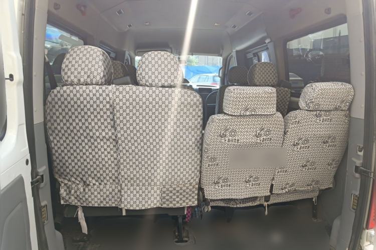 Used SAIC MAXUS Xintu V80 2017 2.5T Manual Shangjie Version China IV Emission Standard Short Wheelbase Mid-Roof 9-Seater Trunk