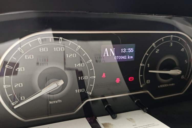 Used SAIC MAXUS Xintu V80  Odometer Close Up