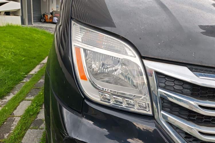 Used SAIC MAXUS Xintu V80  Right Front Headlight