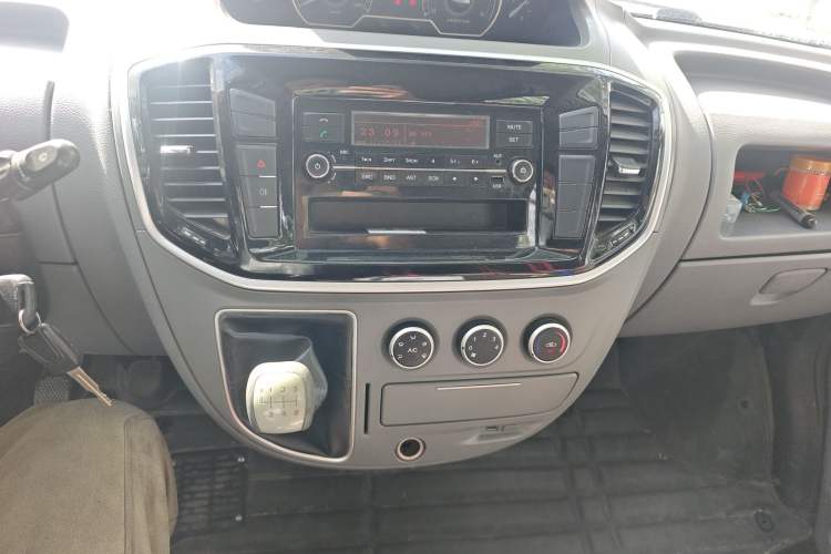 Used SAIC MAXUS Xintu V80 2018 2.5T 6-Speed Manual Aowentong Long-Wheelbase Mid-Roof 7/10-Seater Audio And AC Panel