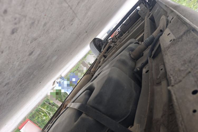 Used SAIC MAXUS Xintu V80 2018 2.5T 6-Speed Manual Aowentong Long-Wheelbase Mid-Roof 7/10-Seater Chassis Front Right