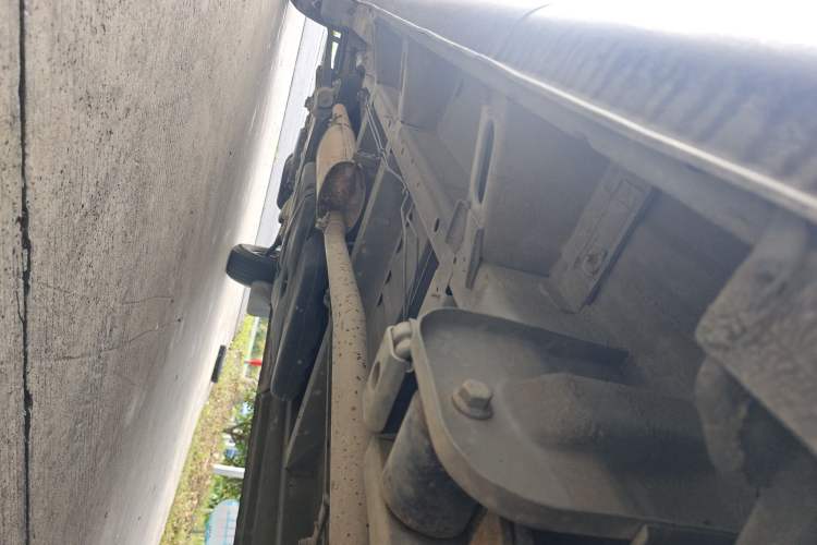Used SAIC MAXUS Xintu V80 2018 2.5T 6-Speed Manual Aowentong Long-Wheelbase Mid-Roof 7/10-Seater Chassis Rear Left