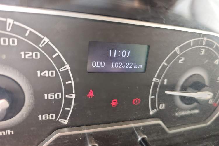 Used SAIC MAXUS Xintu V80 2018 2.5T 6-Speed Manual Aowentong Long-Wheelbase Mid-Roof 7/10-Seater Odometer Close Up