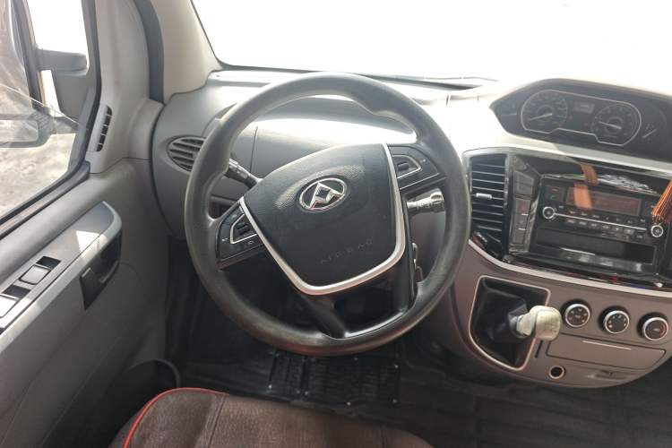 Used SAIC MAXUS Xintu V80 2018 2.5T 6-Speed Manual Aowentong Long-Wheelbase Mid-Roof 7/10-Seater Steering Wheel