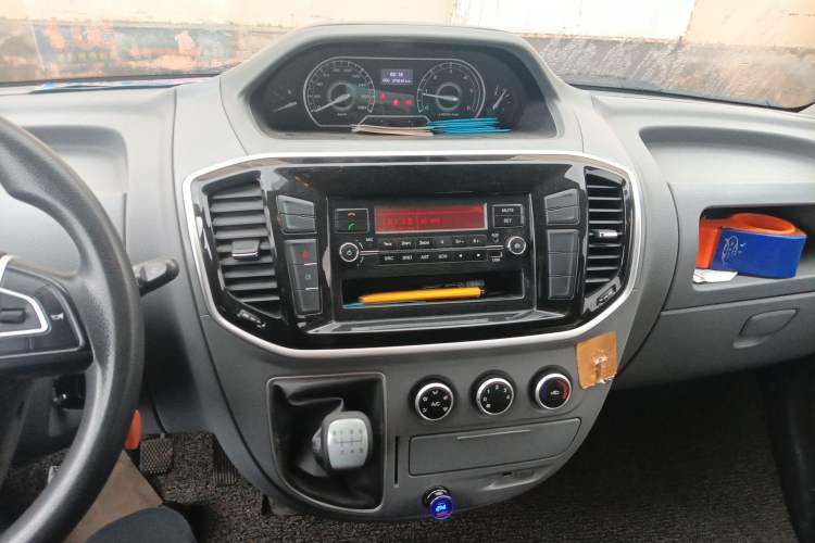 Used SAIC MAXUS Xintu V80 2018 2.5T 6-Speed Manual Aoyuntong Short Wheelbase Mid-Height 5-6 Seater Audio And AC Panel