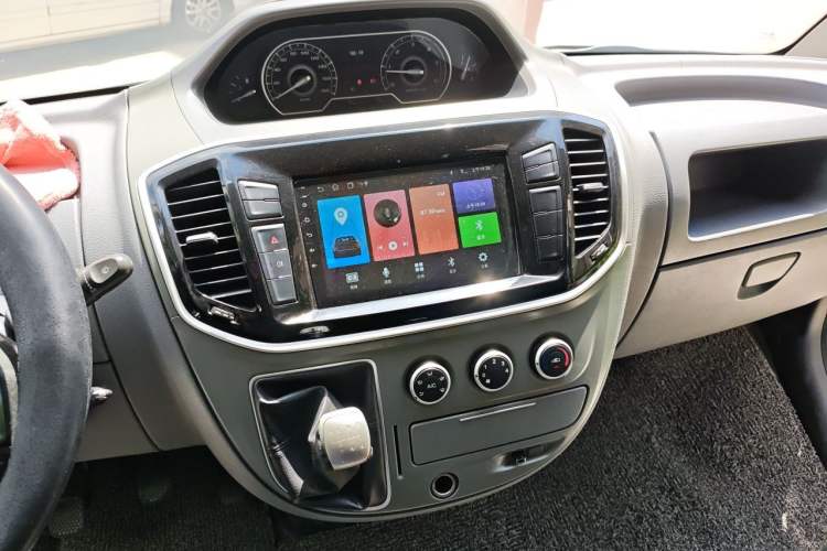 Used SAIC MAXUS Xintu V80 2018 2.5T 6-Speed Manual Commercial Short Wheelbase Mid-Height 9-Seater Audio And AC Panel