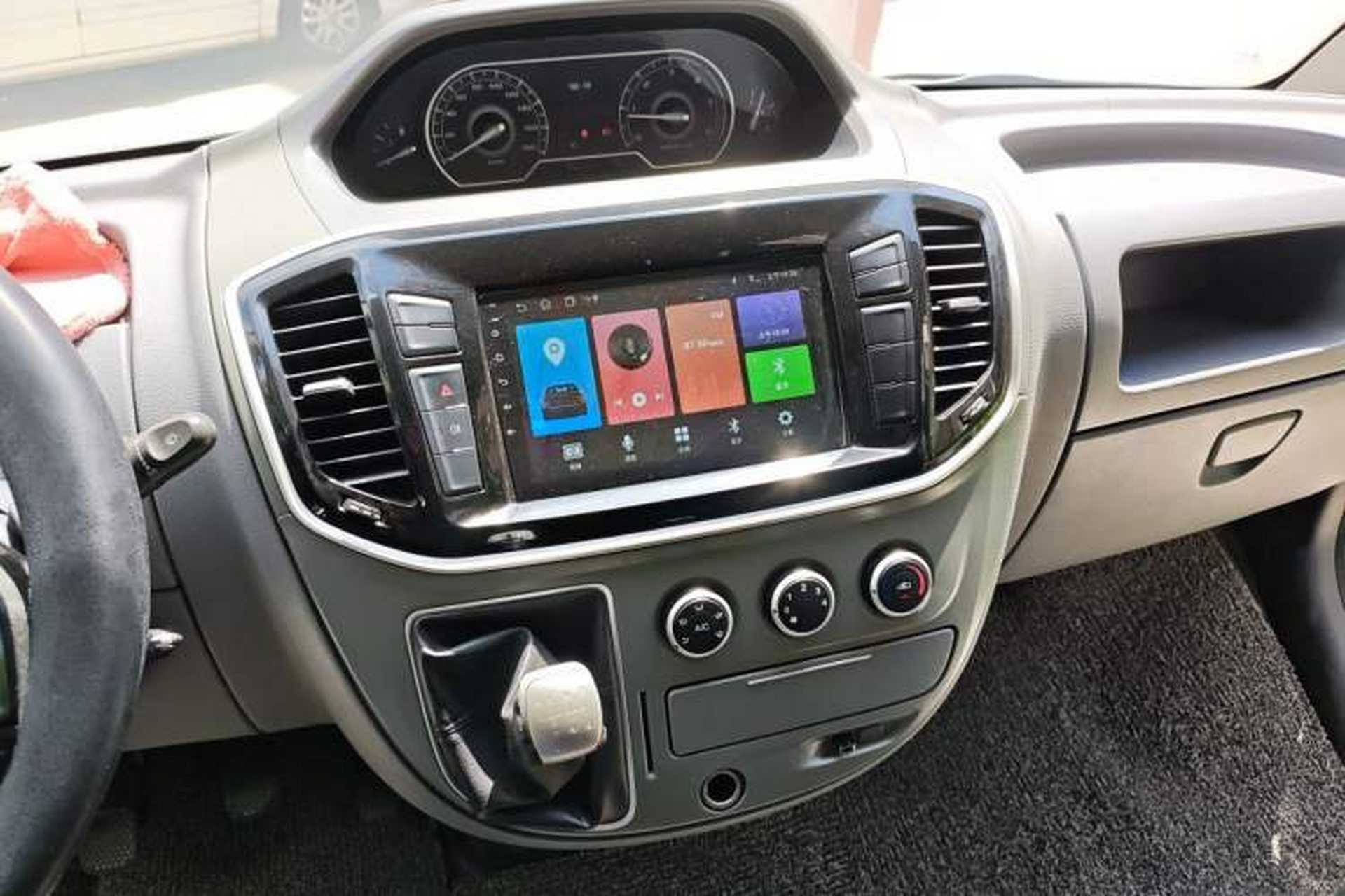Used SAIC MAXUS Xintu V80 2018 2.5T 6-Speed Manual Commercial Short Wheelbase Mid-Height 9-Seater Audio And AC Panel