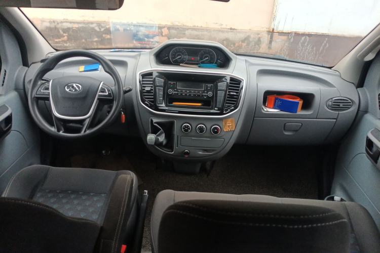 Used SAIC MAXUS Xintu V80 2018 2.5T 6-Speed Manual Aoyuntong Short Wheelbase Mid-Height 5-6 Seater Center Console