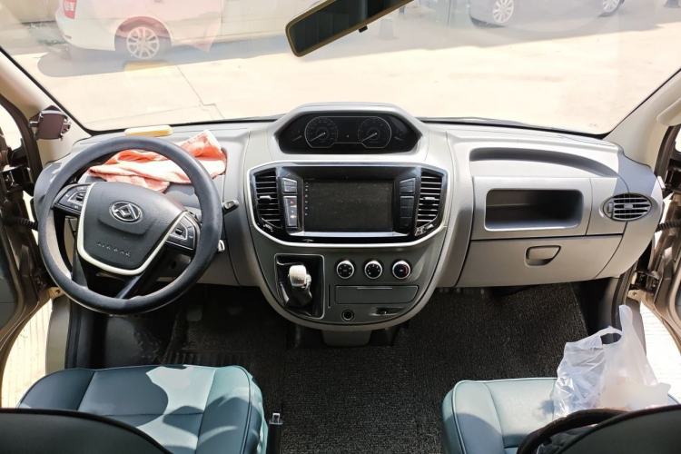 Used SAIC MAXUS Xintu V80 2018 2.5T 6-Speed Manual Commercial Short Wheelbase Mid-Height 9-Seater Center Console
