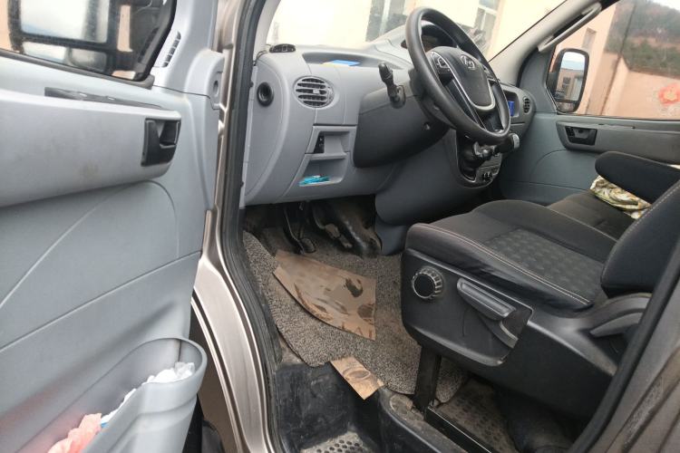 Used SAIC MAXUS Xintu V80 2018 2.5T 6-Speed Manual Aoyuntong Short Wheelbase Mid-Height 5-6 Seater Driver Seat