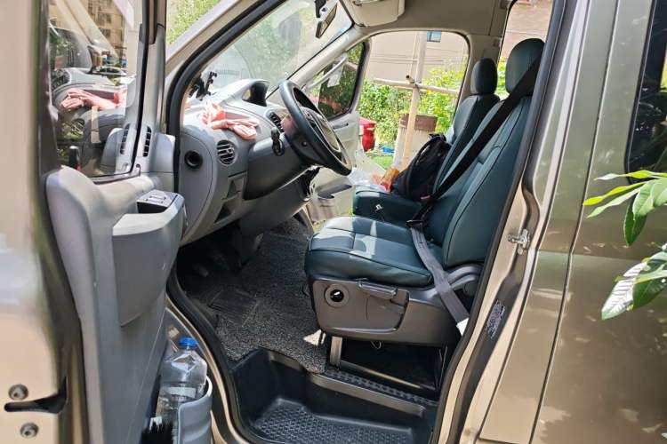 Used SAIC MAXUS Xintu V80 2018 2.5T 6-Speed Manual Commercial Short Wheelbase Mid-Height 9-Seater Driver Seat