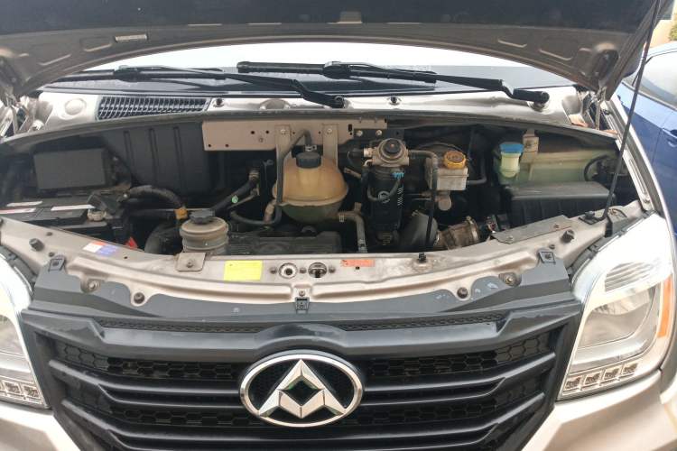 Used SAIC MAXUS Xintu V80 2018 2.5T 6-Speed Manual Aoyuntong Short Wheelbase Mid-Height 5-6 Seater Engine Bay